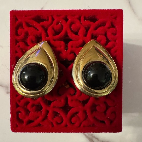 ⚜️3 for $30⚜️ Vintage Tear Drop Clip On Stud Earring (Black Cabochon) - Picture 9 of 9